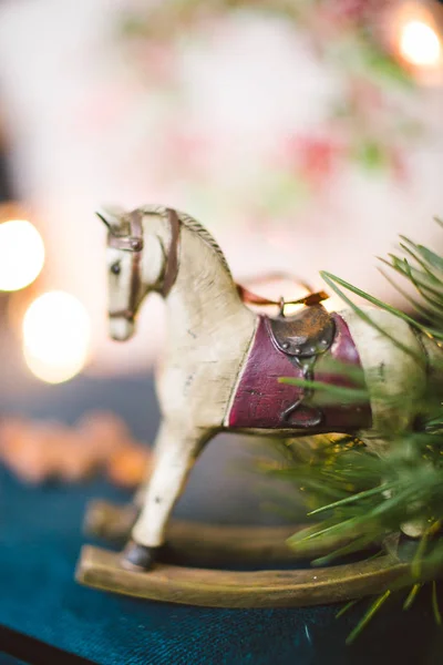 Старая модная деревянная лошадь на качелях в рождественских украшениях — стоковое фото