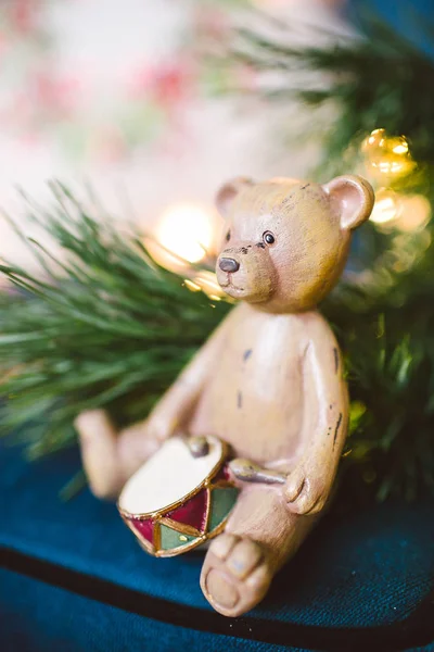 Oude houten bear speelgoed in kerstversiering — Stockfoto