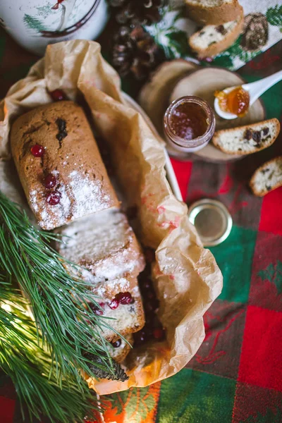 Festlicher Kuchen mit Marmelade auf weihnachtlich dekoriertem Tisch — Stockfoto