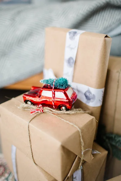 Weihnachtsgeschenke in Schachteln in Naturpapier mit Spielzeug verpackt — Stockfoto