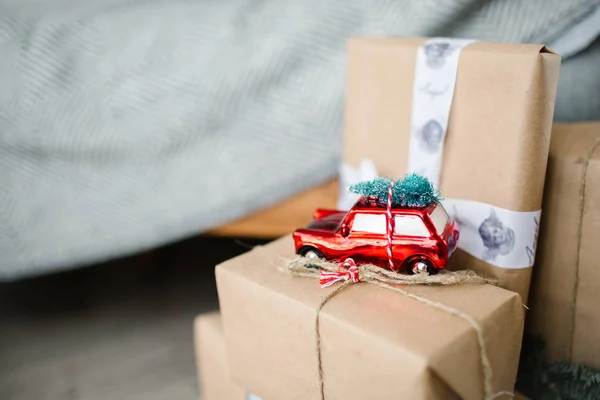 Regalos de Navidad en cajas envueltas en papel natural con juguete — Foto de Stock