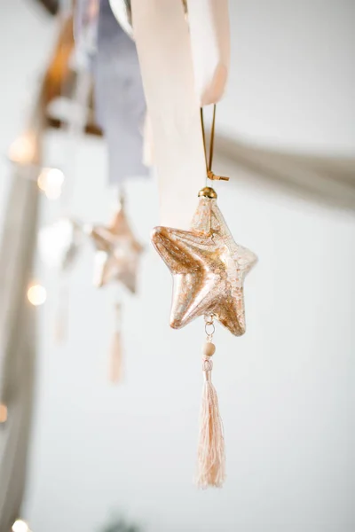 Juguetes de Navidad decoración estrellas doradas — Foto de Stock