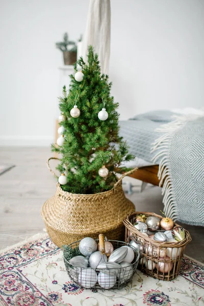 Árbol de Navidad en vivo decorado con bolas de cristal de juguete blanco — Foto de Stock