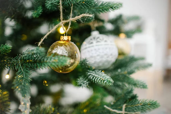 Schöner Weihnachtsbaum geschmückt mit weißen und goldenen Spielzeugkugeln — Stockfoto