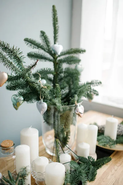 Árbol de Navidad decorado con juguetes con velas sobre mesa de madera — Foto de Stock