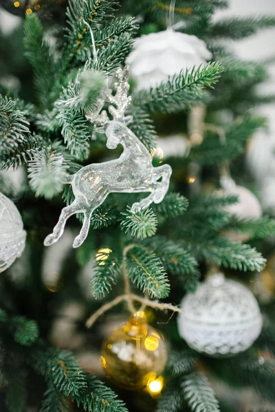 Bela árvore de Natal decorada com bolas de brinquedo branco e dourado — Fotografia de Stock