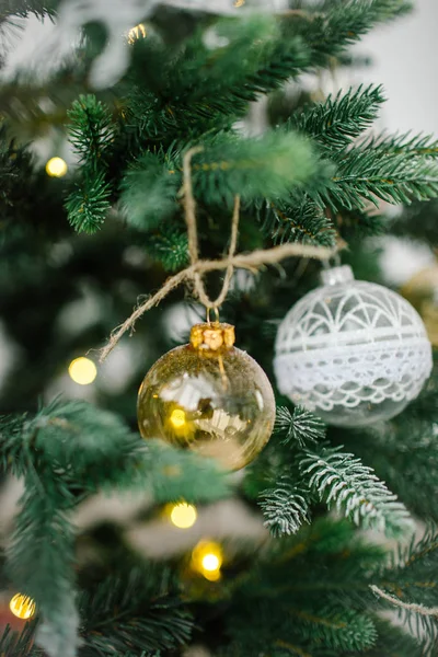 Красивая елка украшена белыми и золотыми игрушечными шариками — стоковое фото