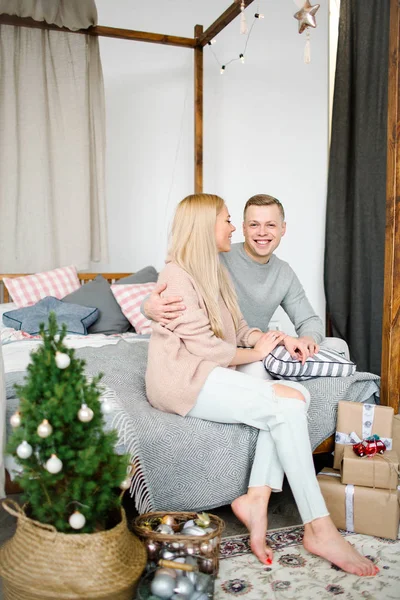 Giovane bella coppia felice sorridente a Natale decorato liv — Foto Stock