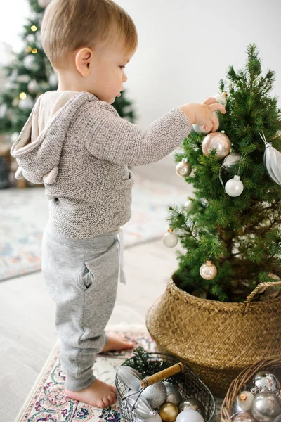 装饰圣诞树用球的小可爱金发男婴 — 图库照片