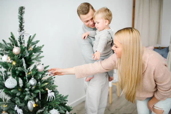 Şirin bebek çocuk ebeveynleri ile Noel ağacı süsleme — Stok fotoğraf