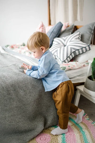 Jeune garçon mignon bébé avec smartphone dans la chambre décorée de Noël — Photo