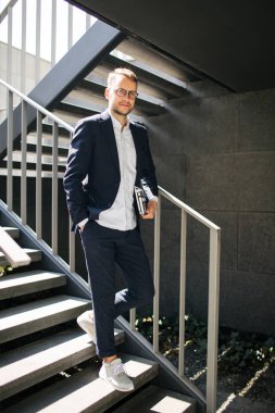 Takım elbise ve tablet smartphone o gözlükle hipster işadamı