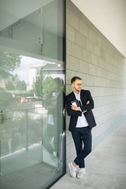 Genç hipster işadamı gözlük ofisinin açık