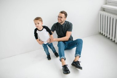Genç hipster baba ve bebek çocuk beton zemin