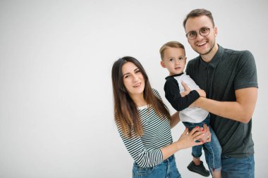 Hipster baba, erkek bebek beyaz izole arka plan üzerinde tutan anne