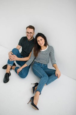 Genç mutlu gülümseyen hipster çift beyaz arka plan üzerinde izole