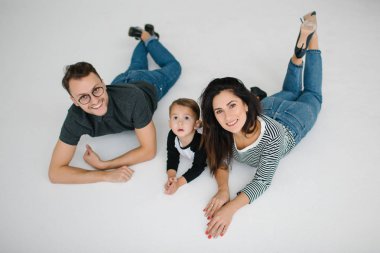 Hipster baba, anne bebek çocuk beyaz arka plan üzerinde yatan