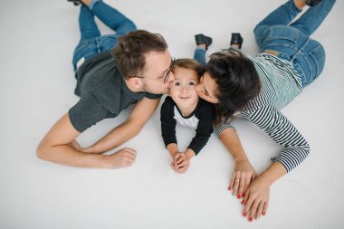 Hipster baba, anne bebek çocuk beyaz arka plan üzerinde yatan