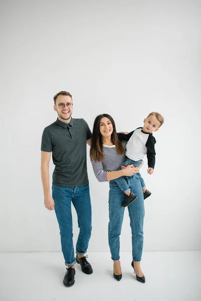 Hipster far, mor hålla pojke över vit isolerade bakgrund — Stockfoto
