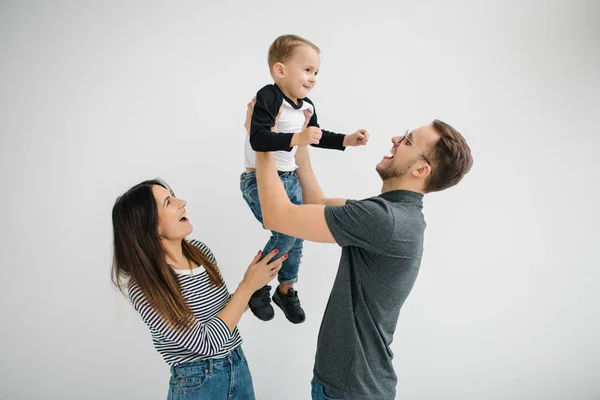 Hipster padre, madre sosteniendo bebé niño sobre blanco aislado fondo — Foto de Stock