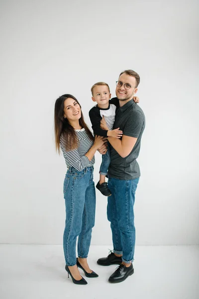 Hipster padre, madre sosteniendo bebé niño sobre blanco aislado fondo —  Fotos de Stock