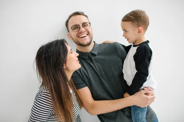 Hipster padre, madre sosteniendo bebé niño sobre blanco aislado fondo —  Fotos de Stock