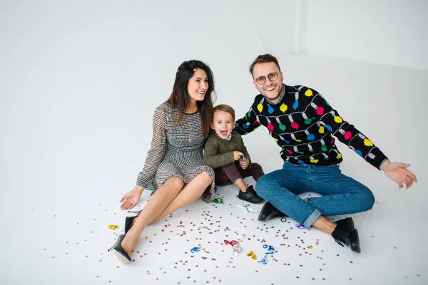 Beyaz arka plan üzerinde konfeti kutlama oğlu ile genç Çift