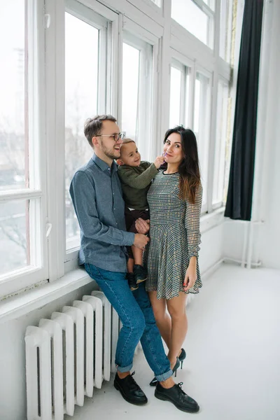 Giovane padre, madre con bambino carino in loft bianco — Foto Stock