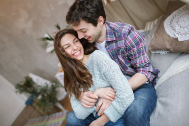 Genç hippi çift el yapımı yatakta dreamcatche ile eğleniyor