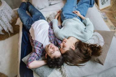 Genç hippi çift el yapımı yatakta dreamcatche ile eğleniyor