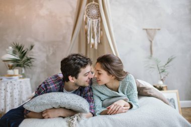 Genç hippi çift el yapımı yatakta dreamcatche ile eğleniyor