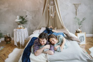 Genç hippi çift el yapımı yatakta dreamcatche ile eğleniyor