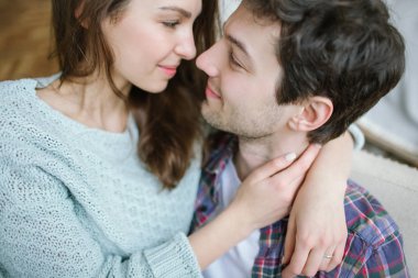 Genç mutlu esmer hipster çift aşık sarılma