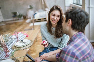 Genç mutlu hippi çift rustik eski çatı katında yemek keyfi