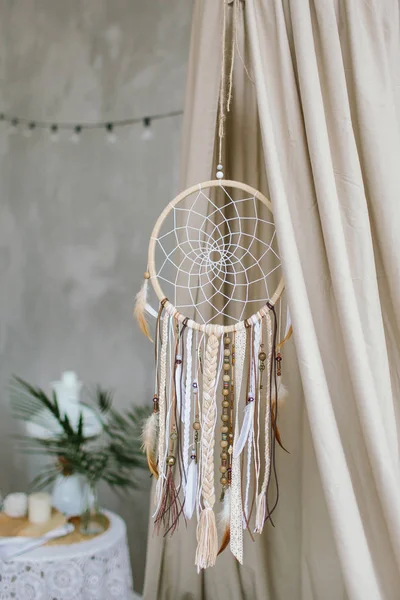 Velho dreamcatcher no quarto loft com paredes de concreto — Fotografia de Stock