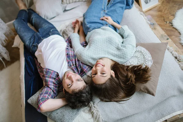 Jovem casal hipster se divertindo na cama artesanal com dreamcatche — Fotografia de Stock