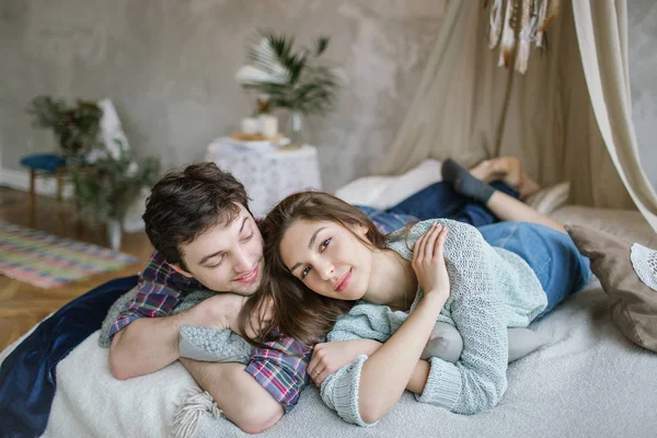 Jovem casal hipster se divertindo na cama artesanal com dreamcatche — Fotografia de Stock