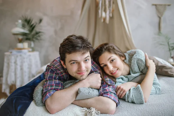 Jovem casal hipster se divertindo na cama artesanal com dreamcatche — Fotografia de Stock