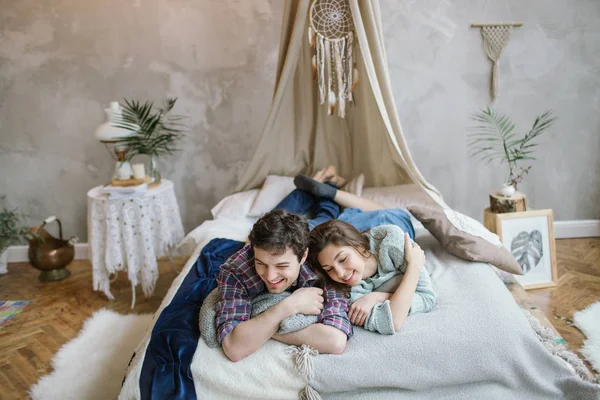 Jovem casal hipster se divertindo na cama artesanal com dreamcatche — Fotografia de Stock