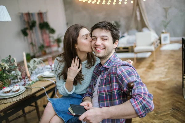 Jonge gelukkig hipster paar genieten van maaltijd in rustieke oude loft — Stockfoto