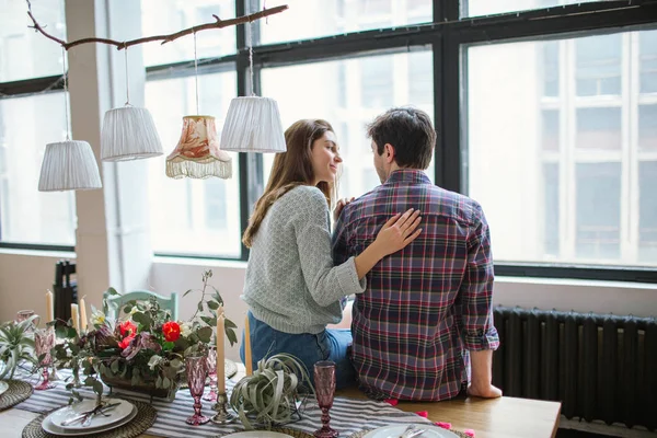 Joven pareja hipster feliz disfrutando de la comida en el viejo loft rústico — Foto de Stock