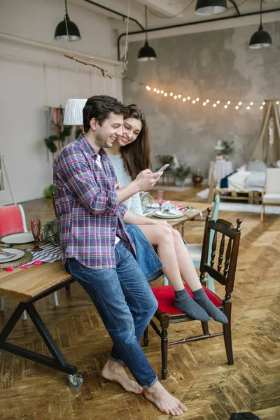 Jonge mooie gelukkig hipster paar met smartphone in rustieke l — Stockfoto