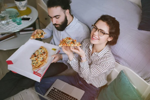 젊은 hipster 남성 여성 커플 노트북으로 피자를 먹는 집 — 스톡 사진