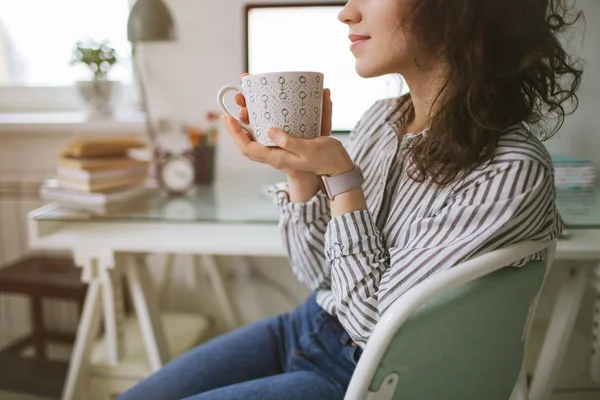 Jovem mulher adulta trabalhando em casa com coffee break — Fotografia de Stock