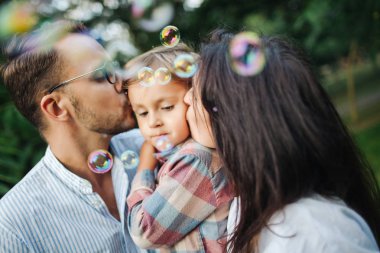 Kabarcık wands Park açık havada oynamaktan mutlu genç aile