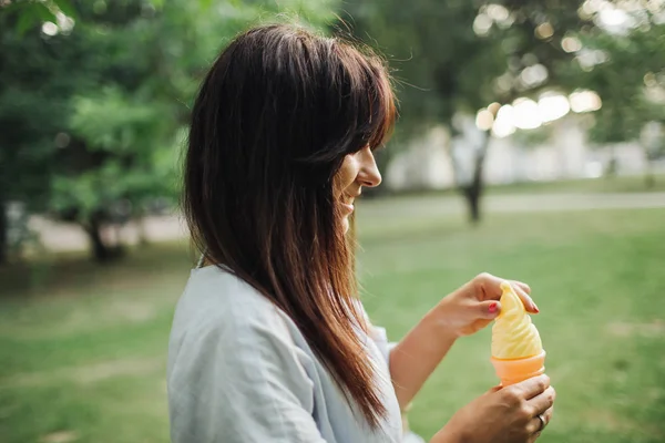 Mujer joven caucásica con helado en el parque al aire libre —  Fotos de Stock