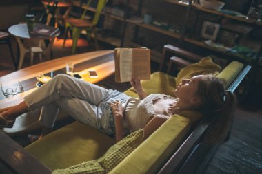 Kafkas kadın okuma kitap Cafe eyegla giyen genç hoş