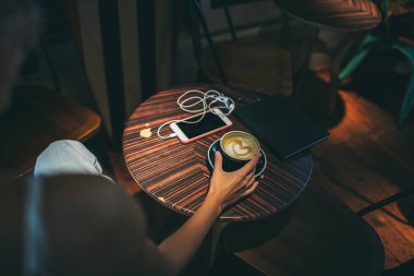 Kahve tablo, smartphone ve defter ile el