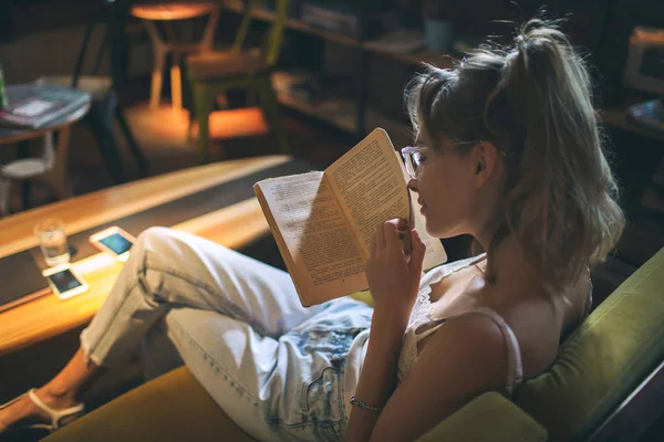 Kafkas kadın okuma kitap Cafe eyegla giyen genç hoş