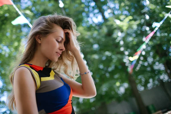 Unga vackra mager blond kvinna i färgglada klänning utomhus — Stockfoto